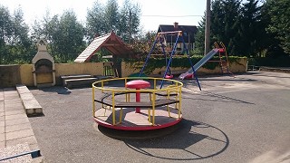 Grillecke und Spielplatz für Kinder